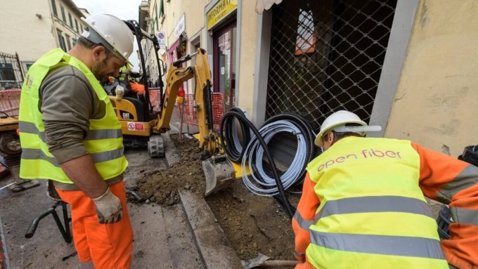 Proteste e disagi per i ripristini degli scavi per la posa della fibra ottica: interviene il Prefetto
