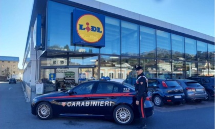 Ruba utensili da lavoro al Lidl e scappa stendendo la guardia con un pugno