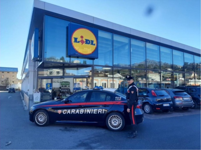 Ruba utensili da lavoro al Lidl e scappa stendendo la guardia con un pugno
