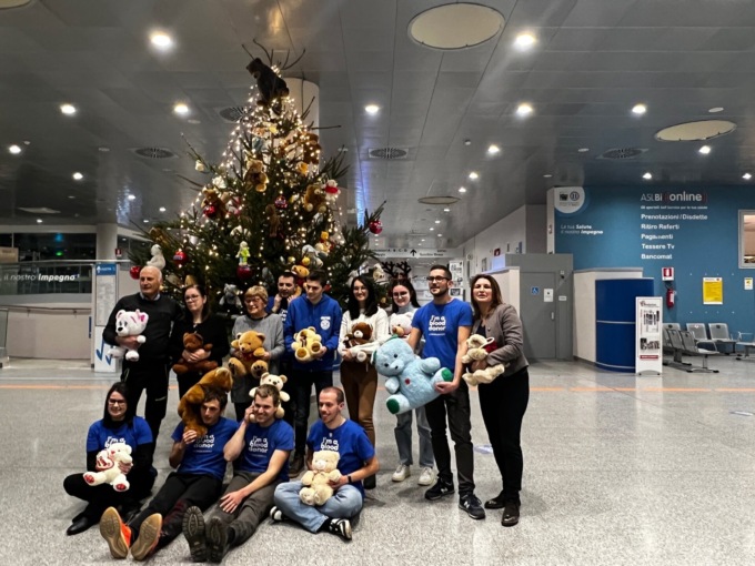 Ospedale di Biella, Avis con i donatori di sangue e la Banca del Giocattolo allestiscono l’albero di Natale