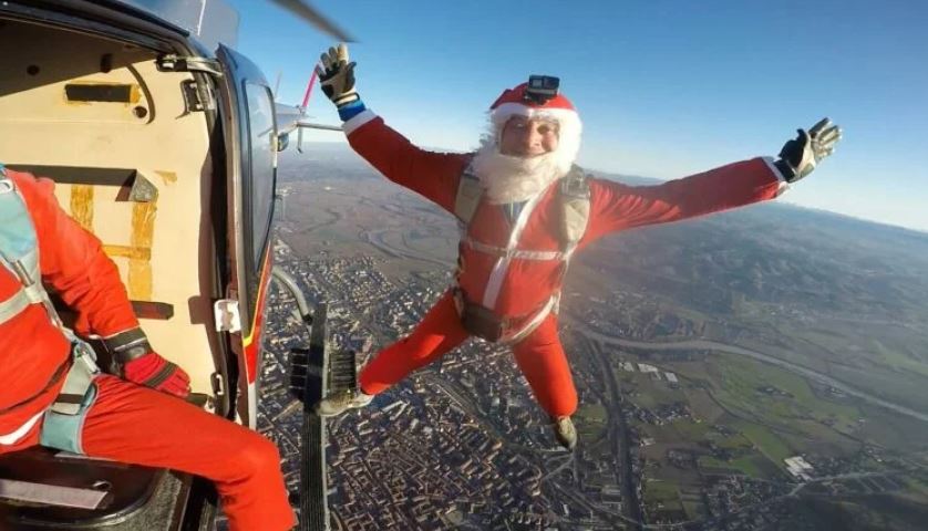 Babbo Natale paracadutista (3)