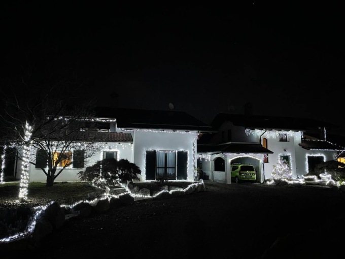 Il “Natale americano” a Brusnengo: 25mila led per decorare la casa