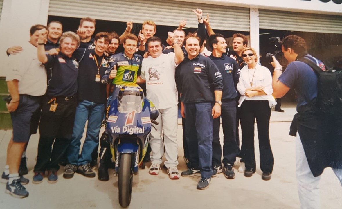 Goretti (8° da sx) vincitore dal mondiale 1999 con Pablo Nieto e il team