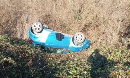 Perde il controllo dell'auto e finisce fuori strada