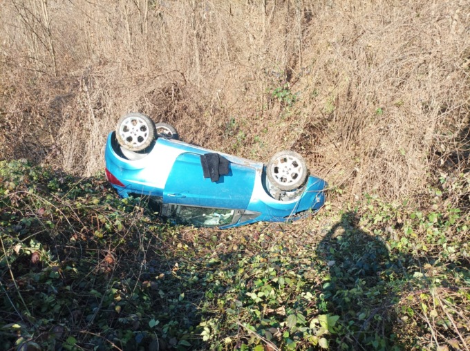 Perde il controllo dell’auto e finisce fuori strada