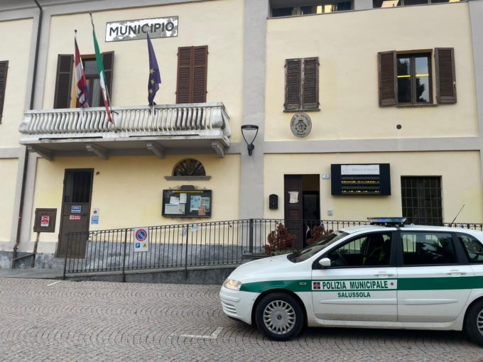 Guida con la patente sospesa, senza assicurazione e revisione: sanzione da 5mila euro