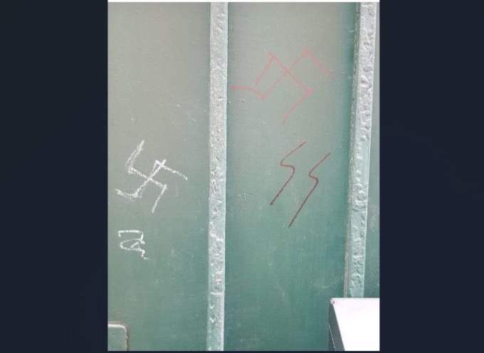 Svastiche sul cancello di una casa, a Camburzano