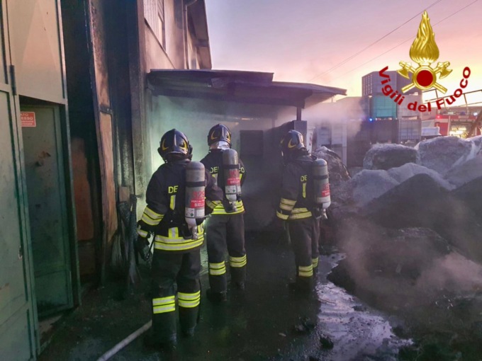 Scoppia un incendio in una ditta di materiale plastico a Cavaglià
