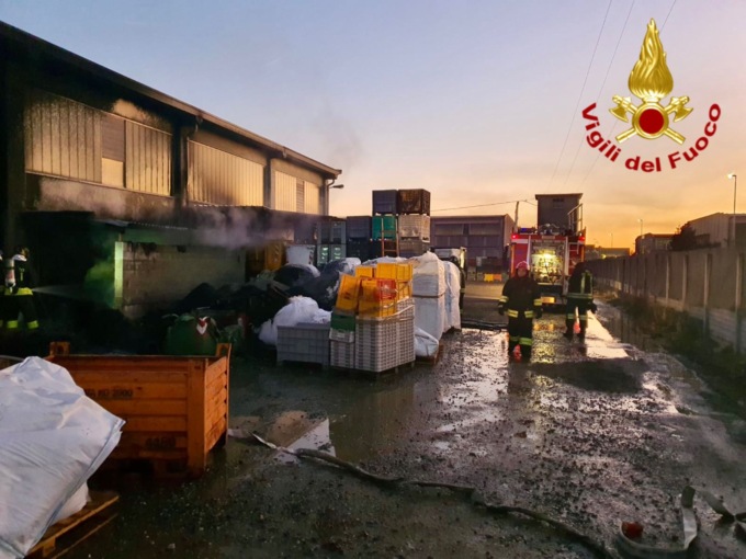 Scoppia un incendio in una ditta di materiale plastico a Cavaglià