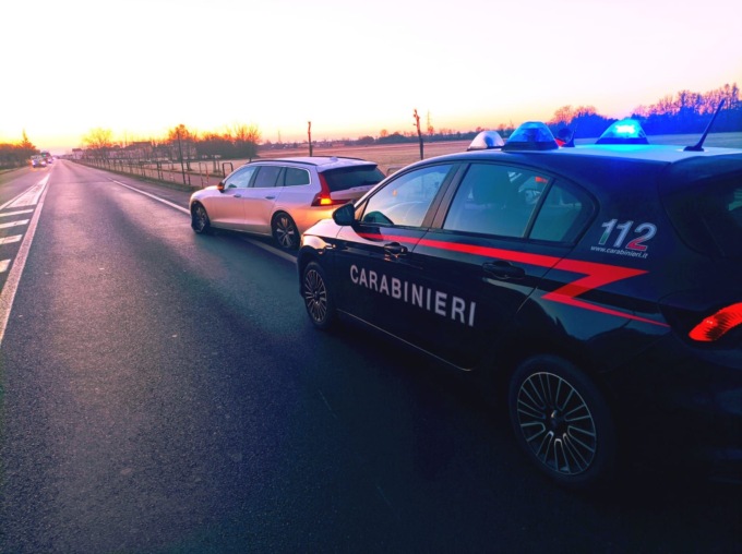 Perde il controllo dell’auto che si danneggia contro il marciapiede a Massazza