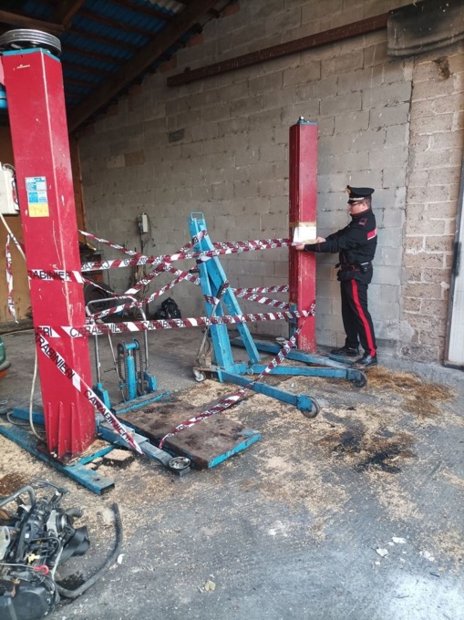 Rifiuti pericolosi in un’officina abusiva di riparazione auto del Basso Biellese