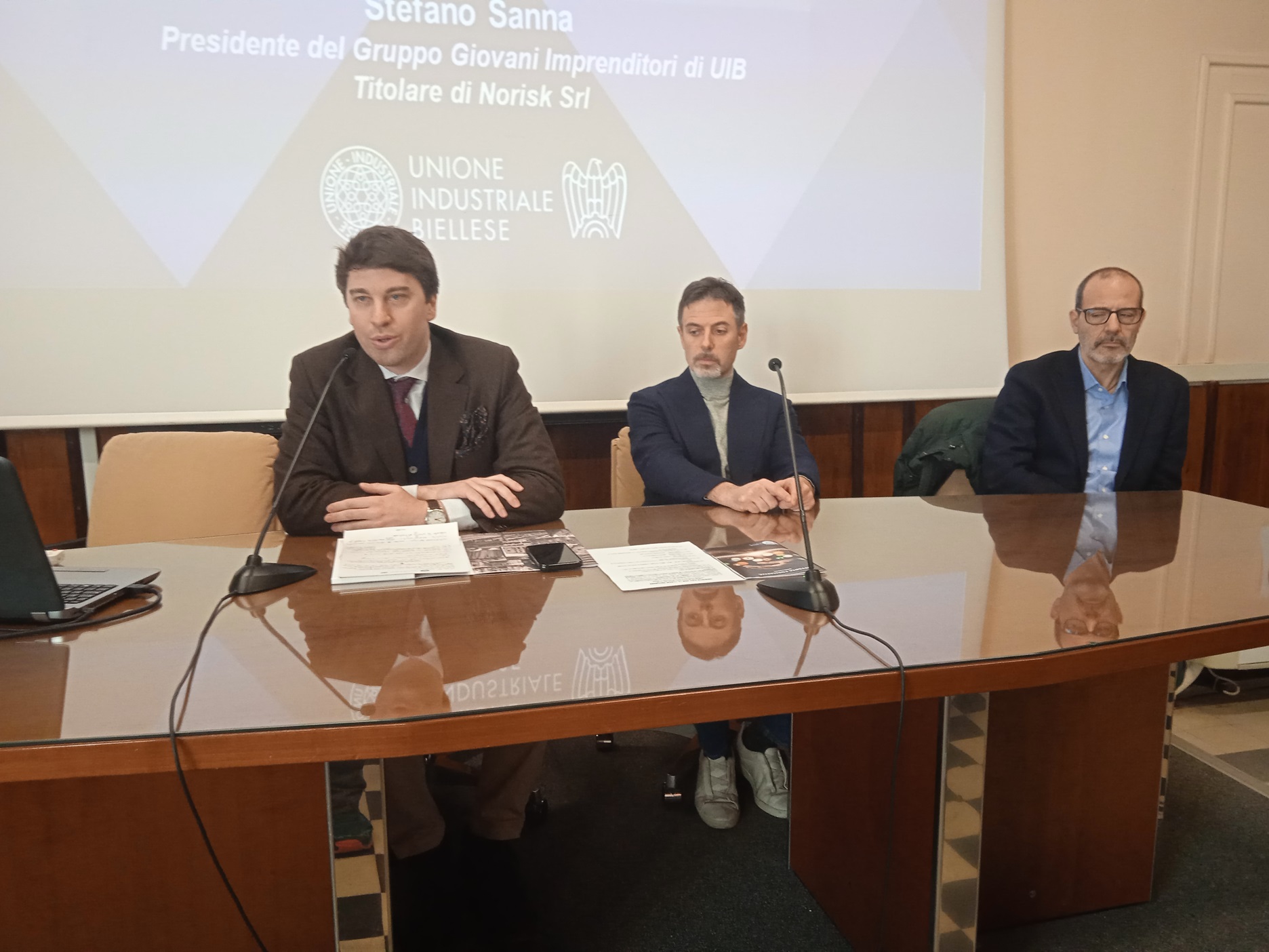 01 In primo piano, il Presidente Giovani Imprenditori UIB, Stefano Sanna, durante il suo intervento. A dx, Alessandro Botta (Drago SpA) e Alessandro Fumarola (Ilario Ormezzano-SAI SpA)