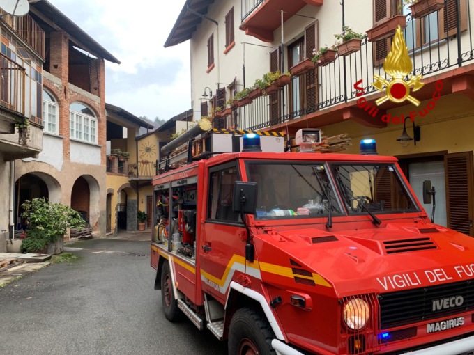 Incendio scoppiato dalla canna fumaria, vigili del Fuoco al lavoro