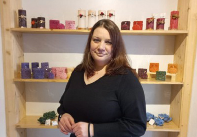 L’ex postina che ora realizza candele: la storia di Alessandra Costalunga