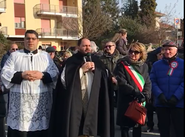 Festa di Sant’Antonio Abate a Vigliano, la benedizione dei mezzi di don Luca Murdaca
