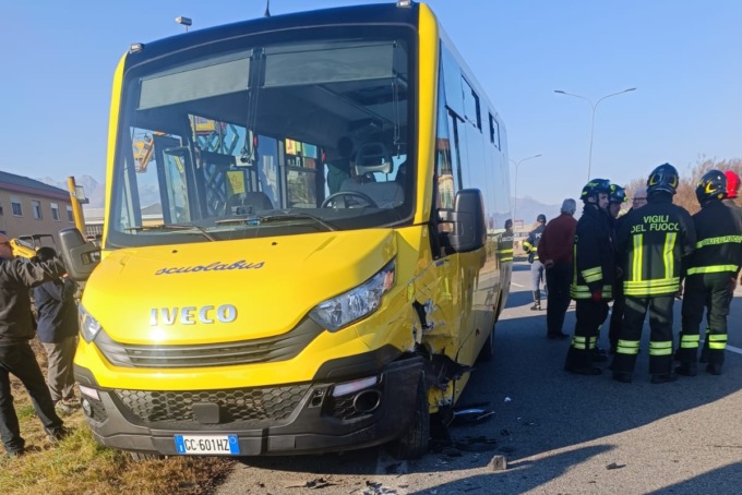 incidente scuolabus-auto