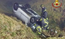 Un'auto precipita da un dirupo al Tracciolino: due persone in ospedale