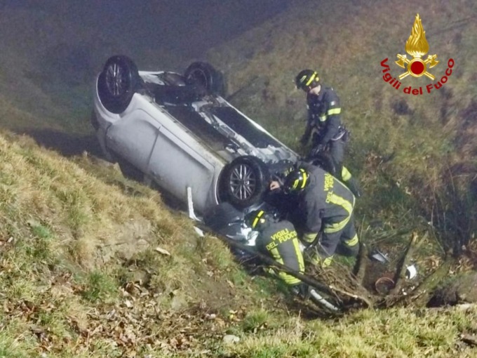 Un’auto precipita da un dirupo al Tracciolino: due persone in ospedale