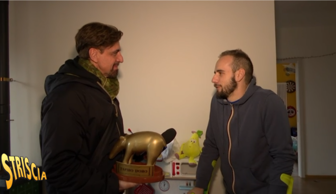 Valerio Staffelli consegna il “Tapiro d’Oro… medicamentoso” al ferito di Capodanno a Rosazza
