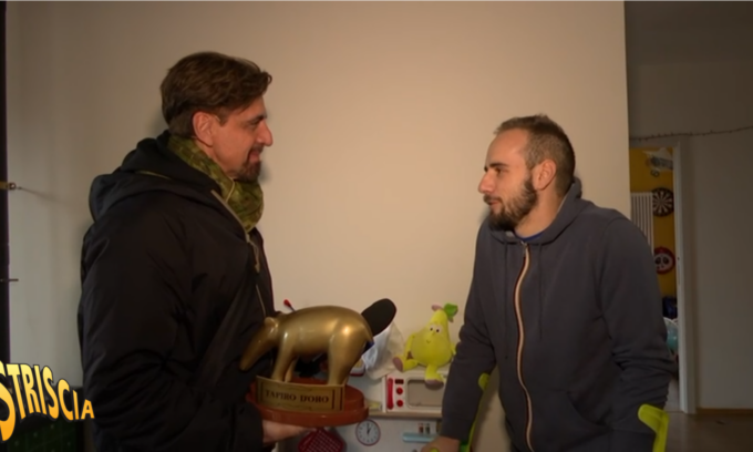 Striscia consegna il tapiro d’oro a Luca Campana