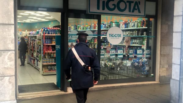 Cerca di rubare merce per 500 euro al Tigotà di Biella inserendola in uno zaino schermato