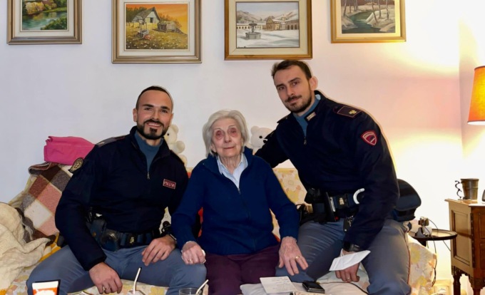Gli agenti Gaetano e Gabriele corrono da Ileana nel giorno di Capodanno