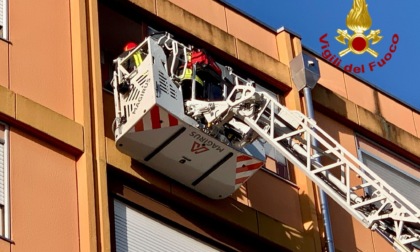 Chiede aiuto dal balcone di casa: soccorsa di Vigili del fuoco con l'autoscala