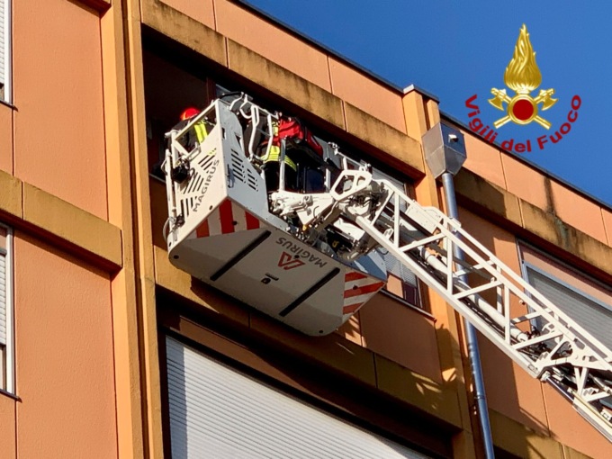 Chiede aiuto dal balcone di casa: soccorsa di Vigili del fuoco con l’autoscala