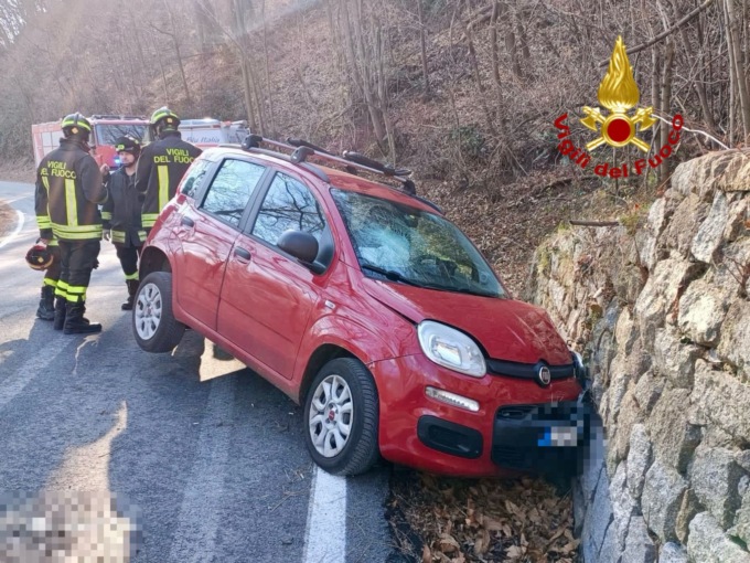 Fuori strada con l’auto a Strona. Sul posto  Vigili del fuoco, Carabinieri e 118