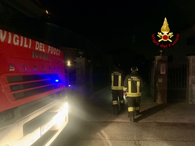 Tanta paura ma nessun ferito nell’incendio in una casa di Candelo