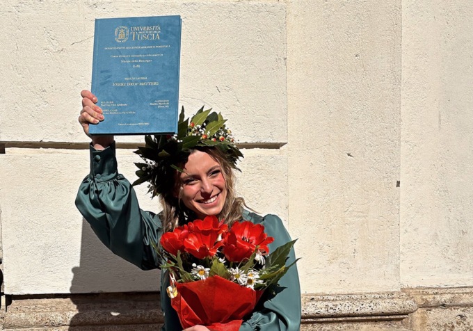 Il carabiniere Manfredi si laurea con una tesi su un progetto sull’acqua svolto alle elementari di Sordevolo