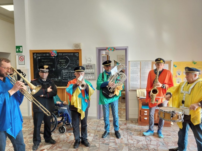 Quando il Carnevale fa bene alla salute: la festa in maschera in casa di  riposo a Viverone - Prima Biella