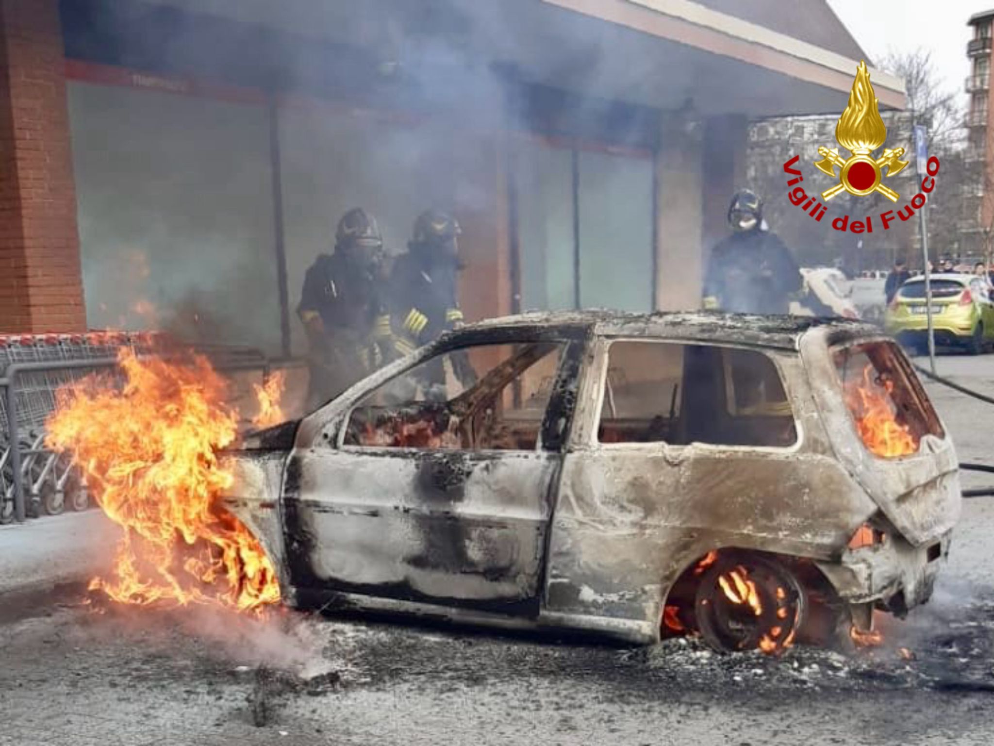Auto in fiamme a Cossato