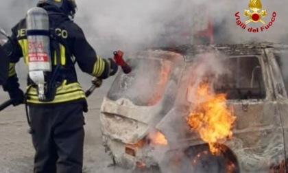 Auto in fiamme a Cossato: intervengono i Vigili del Fuoco