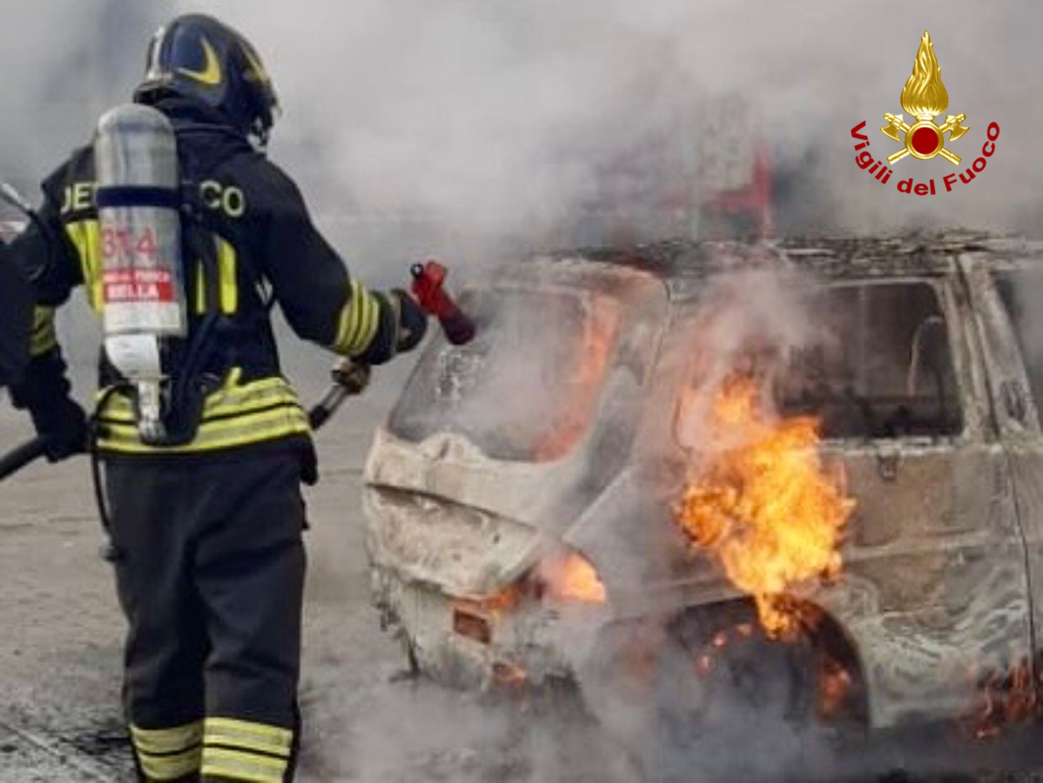 Auto in fiamme a Cossato