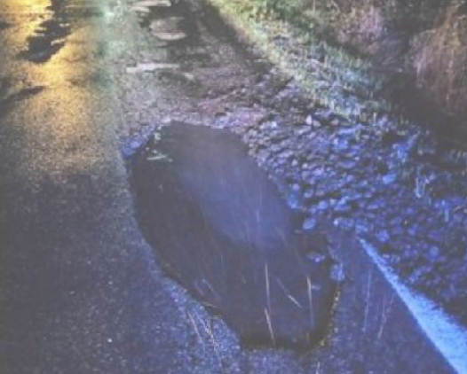 Strade, la pioggia ha aperto voragini