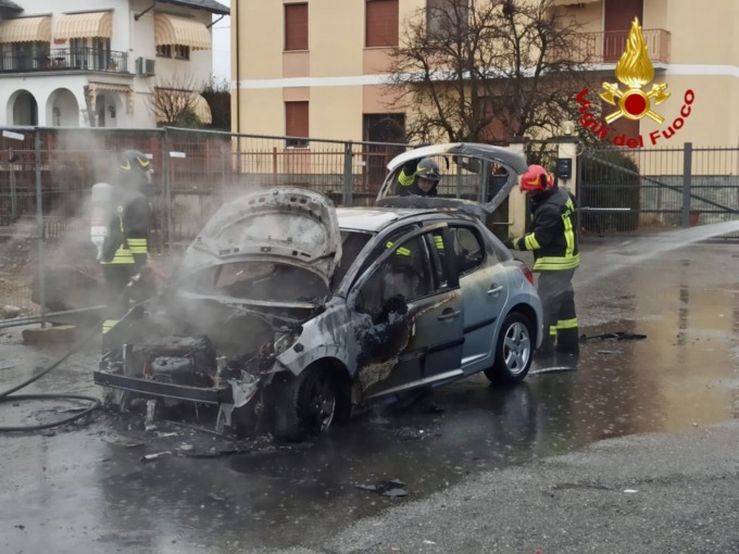 Prende fuoco la sua auto a gas mentre percorre la provinciale a Ponderano