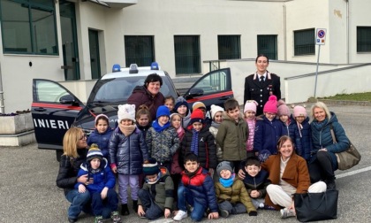 Gli alunni delle scuole dell'infanzia Don Sturzo e Cerruti in visita alla caserma dei Carabinieri
