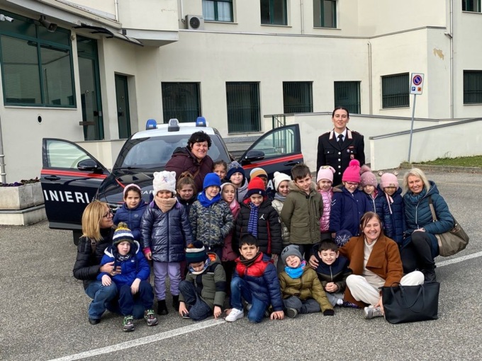 Gli alunni delle scuole dell’infanzia Don Sturzo e Cerruti in visita alla caserma dei Carabinieri