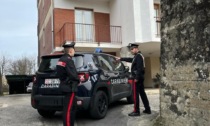 Spinge la compagna giù per le scale e aggredisce i Carabinieri: arrestato uomo di 26 anni