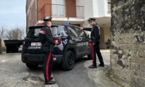 Spinge la compagna giù per le scale e aggredisce i Carabinieri: arrestato uomo di 26 anni