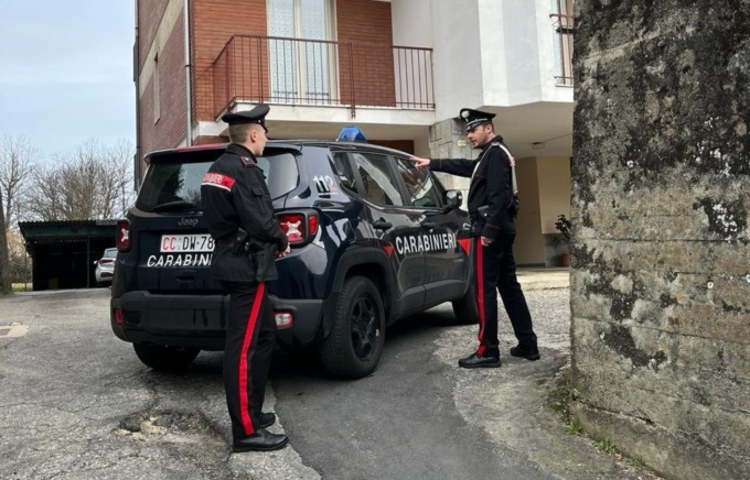 Denuncia il furto dell’auto dal cortile. Ma l’aveva presa la nipote