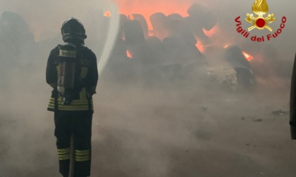 Incendio in un capannone dismesso a Ponzone: in fiamme un centinaio di balle di tessuto