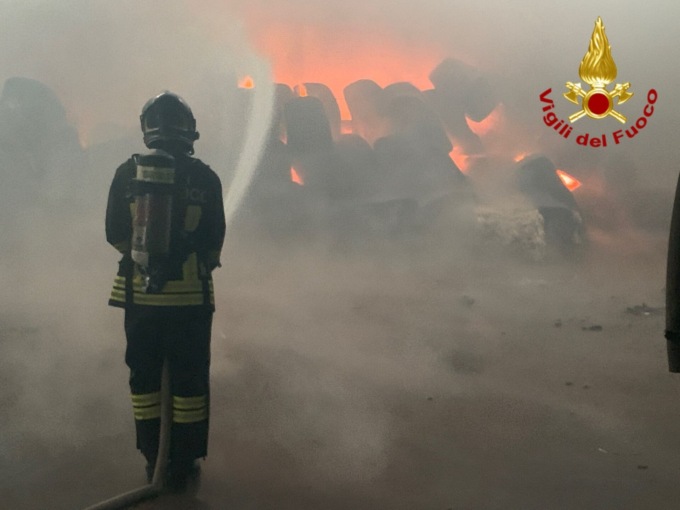 Incendio in un capannone dismesso a Ponzone: in fiamme un centinaio di balle di tessuto