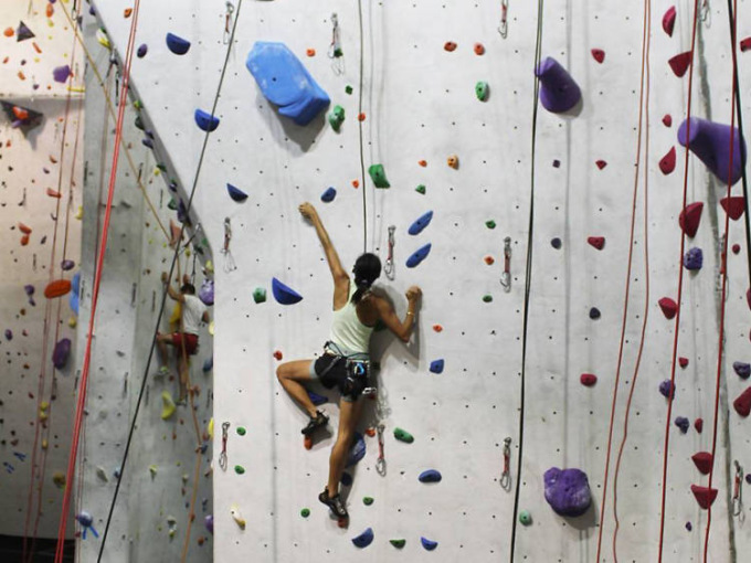 Settantenne precipita mentre fa arrampicata in palestra