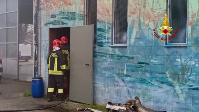Cossato, fiamme al mercato coperto