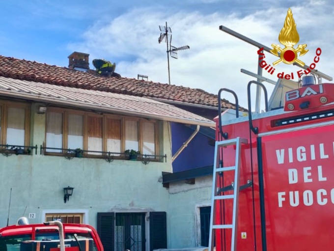 In fiamme la canna fumaria a Piatto, intervengono i Vigili del fuoco