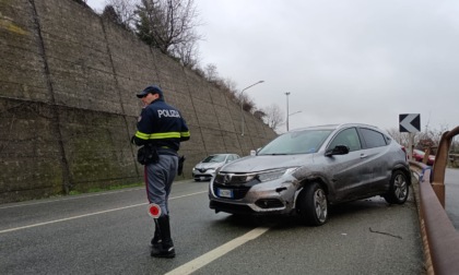 Accusa un malore mentre è alla guida, automobilista finisce contro un muraglione