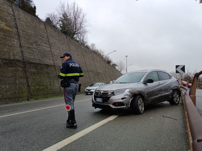 Accusa un malore mentre è alla guida, automobilista finisce contro un muraglione