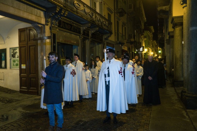 Via Crucis a Biella, il vescovo non fa mancare “le intenzioni di preghiera per la Terra Santa”